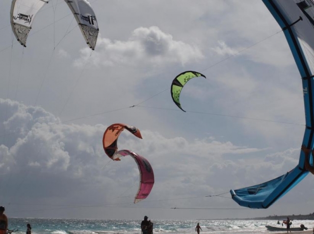  Kitesurfen am Strand 